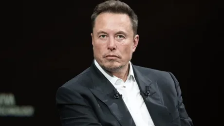 Elon Musk discutând despre strategii financiare pentru SpaceX.