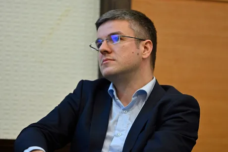 Irineu Darău discutând despre transparența întâlnirilor instituționale în Parlament.