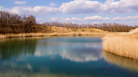 Lacul artificial Laguna Albastră, cu apă turcoaz și peisaj exotic, în Aghireșu.
