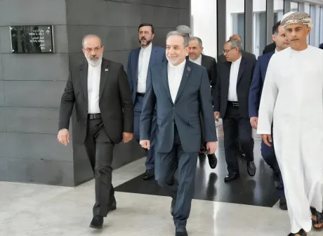 Negocieri diplomatice între oficiali iranieni și americani în Pakistan.