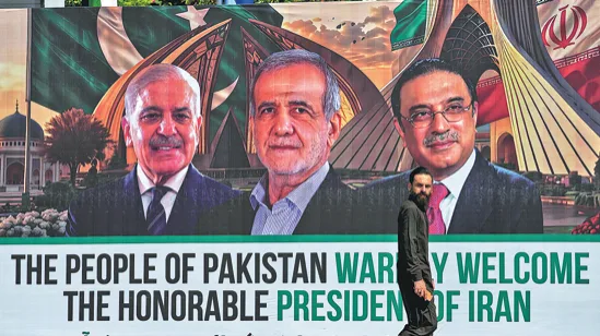Oamenii din Pakistan salută președintele Iranului într-un cadru festiv.