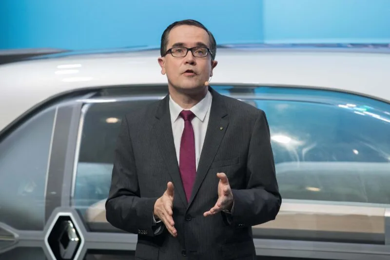 Directorul Renault discutând despre dezvoltarea modelului Dacia.