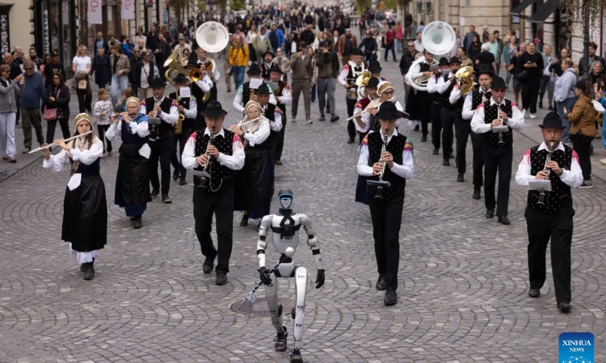Robotul umanoid H2-X participă la o paradă, demonstrând abilități de intervenție.