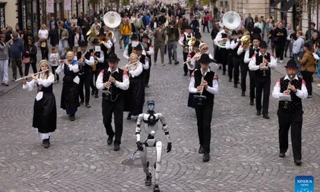 Robotul umanoid H2-X participă la o paradă, demonstrând abilități de intervenție.