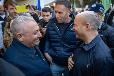 Discuții politice intense între lideri israelieni în contextul alegerilor viitoare.