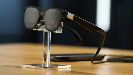 Ochelari AR XREAL Project Aura pe un suport transparent, pregătiți pentru lansare.