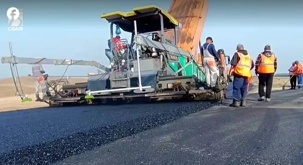 Lucrări de asfaltare la nodul rutier Roman-Sud pe A7 Bacău–Pașcani.