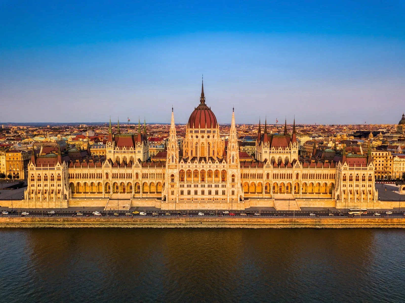 Clădirea Parlamentului din Budapesta cu steagul Uniunii Europene arborat.