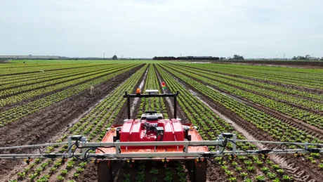 Robot agricol autonom pe câmp, lucrând eficient la viteze mari.
