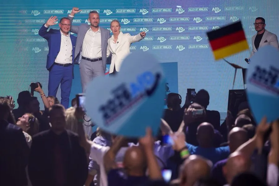 Susținători ai AfD sărbătoresc rezultatul alegerilor în Saxonia-Anhalt.
