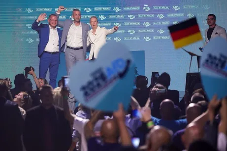 Susținători ai AfD sărbătoresc rezultatul alegerilor în Saxonia-Anhalt.