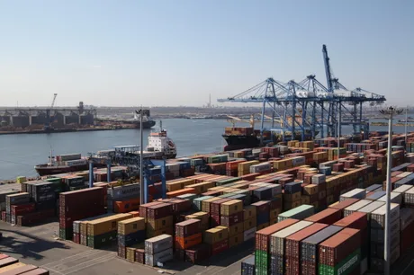 Vedere panoramică a Portului Constanța cu containere și macarale în activitate.