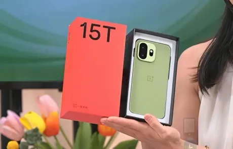 Un telefon OnePlus 15T prezentat într-o cutie roșie, pe un fundal colorat.