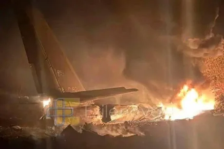 Epava unui bombardier în flăcări după prăbușire în Extremul Orient.