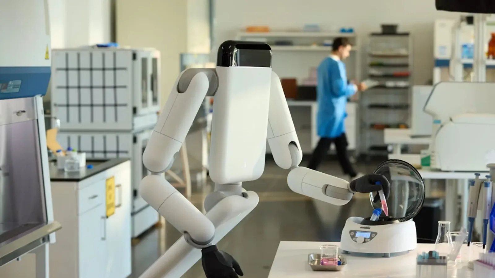 Robotul Eno în acțiune, pregătind un experiment într-un laborator modern.