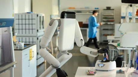 Robotul Eno în acțiune, pregătind un experiment într-un laborator modern.