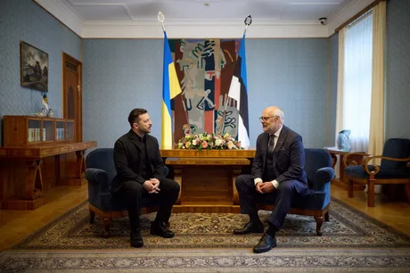 Alar Karis și Volodîmîr Zelenski discutând despre negocierile pentru încheierea războiului.