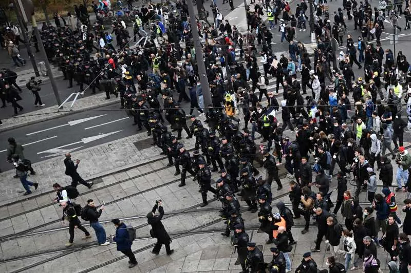 Protestatari și forțe de ordine în confruntări la Paris.