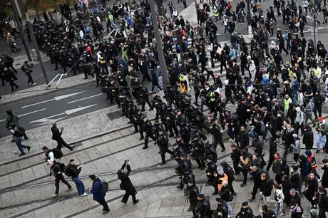 Protestatari și forțe de ordine în confruntări la Paris.