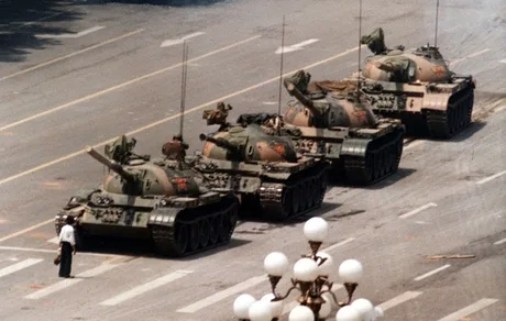 Tancuri în Piața Tiananmen, simbol al reprimării din 1989.