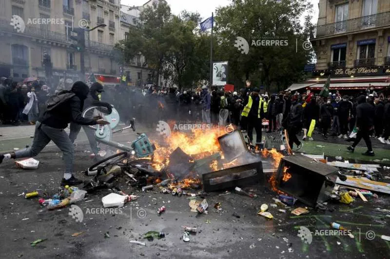 Proteste violente la Paris, cu foc și distrugeri în stradă.