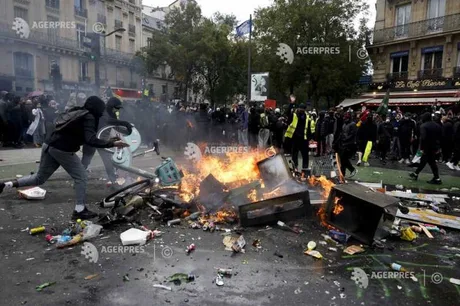 Proteste violente la Paris, cu foc și distrugeri în stradă.