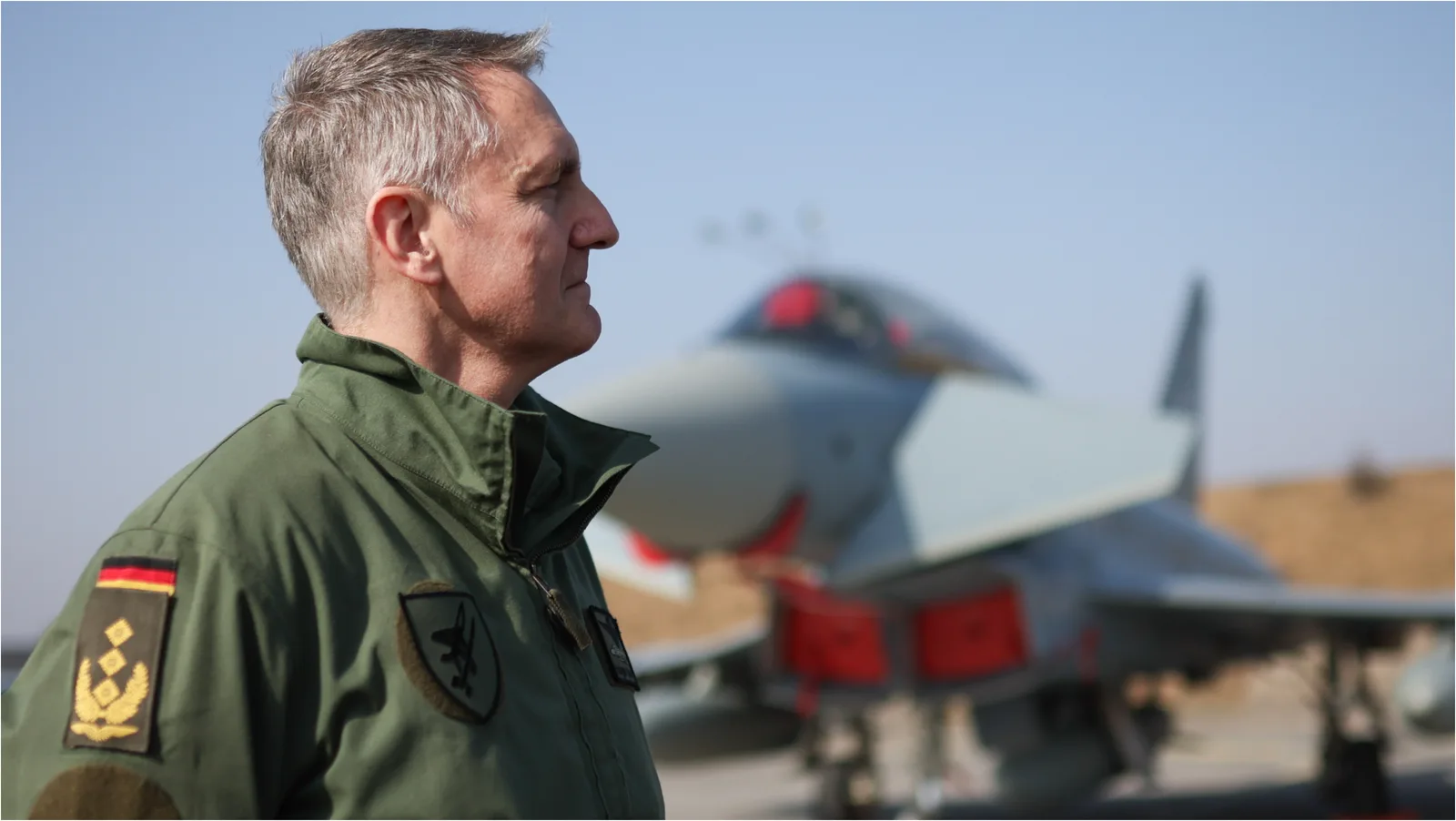 Generalul Neumann discută despre pregătirea Luftwaffe pentru apărarea NATO.