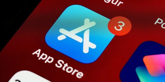 Logo-ul App Store pe un dispozitiv Apple, simbolizând schimbările recente.