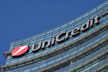 Clădirea UniCredit cu logo-ul băncii pe fațadă, sub un cer senin.