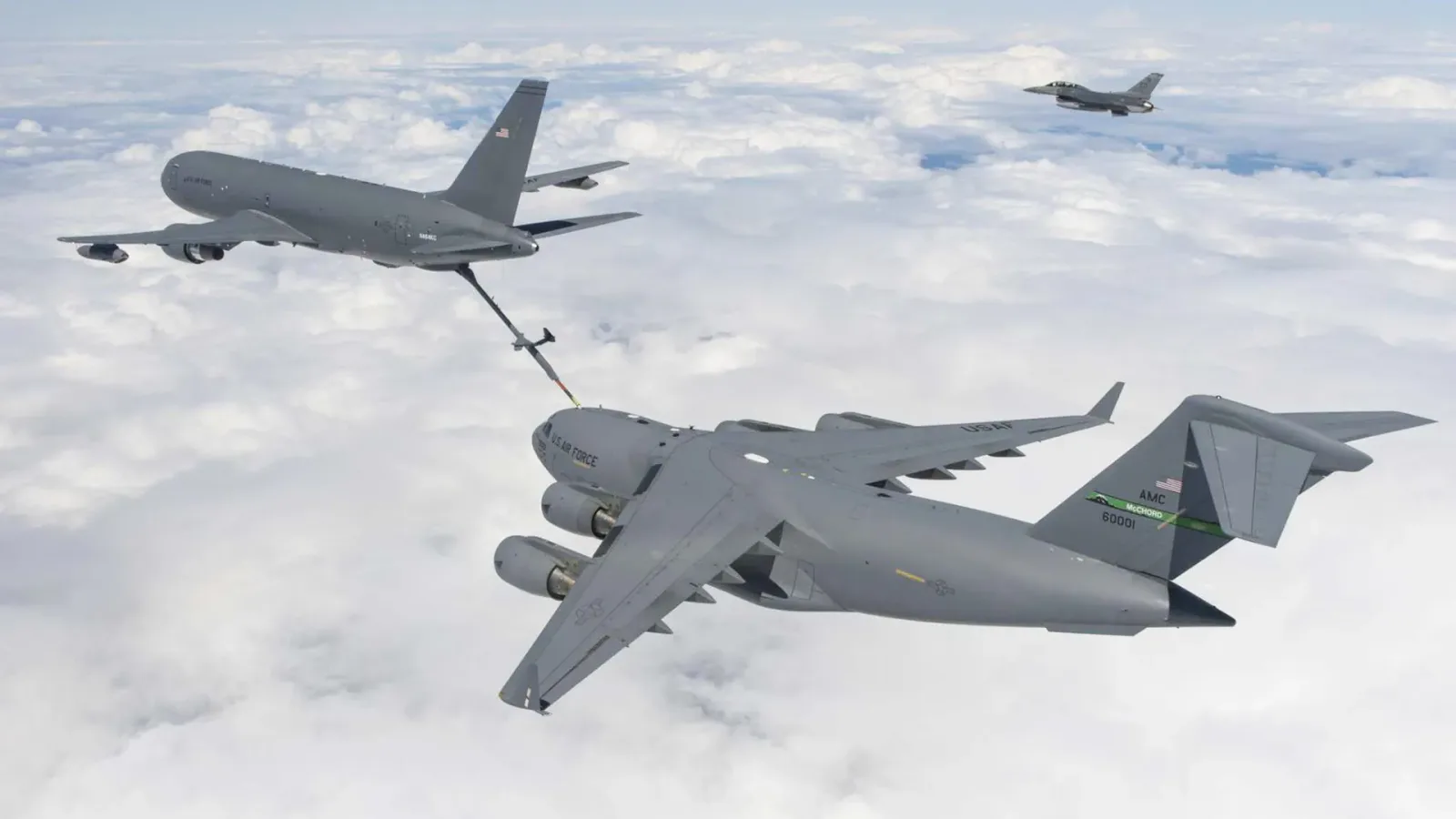 Avioane militare în zbor, în timpul unei misiuni de realimentare aeriană.