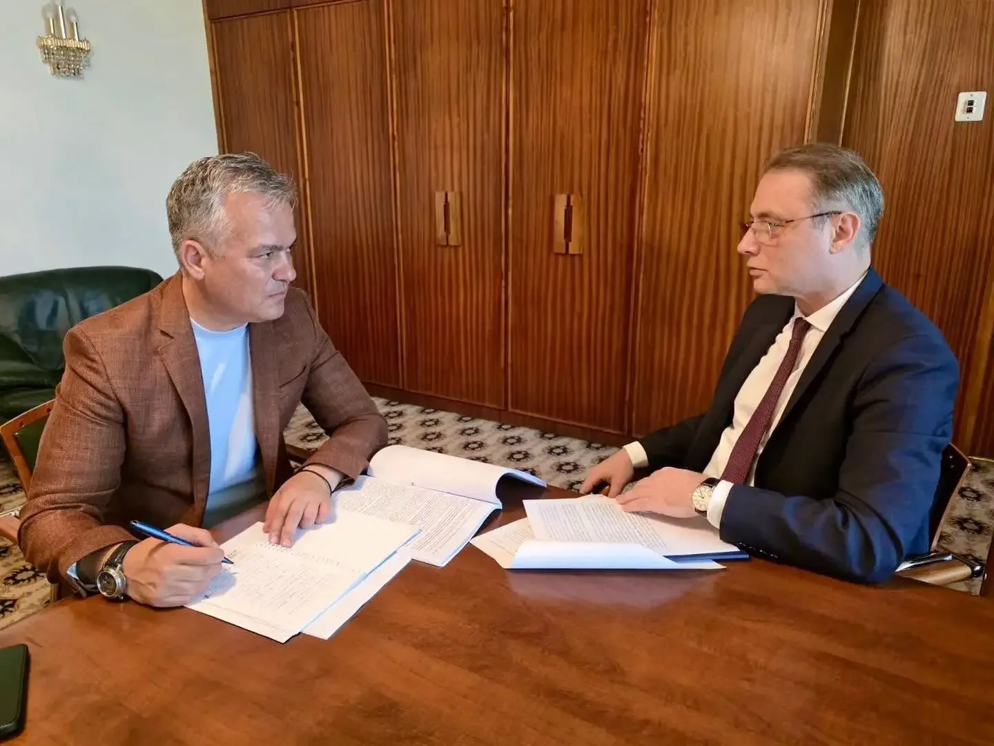 Adrian Veștea și Luca Niculescu discută despre aderarea României la OCDE.