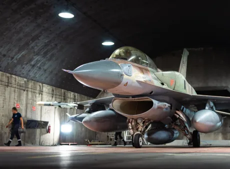 Avion de vânătoare israelian pregătit în buncăr subteran pentru atacuri.