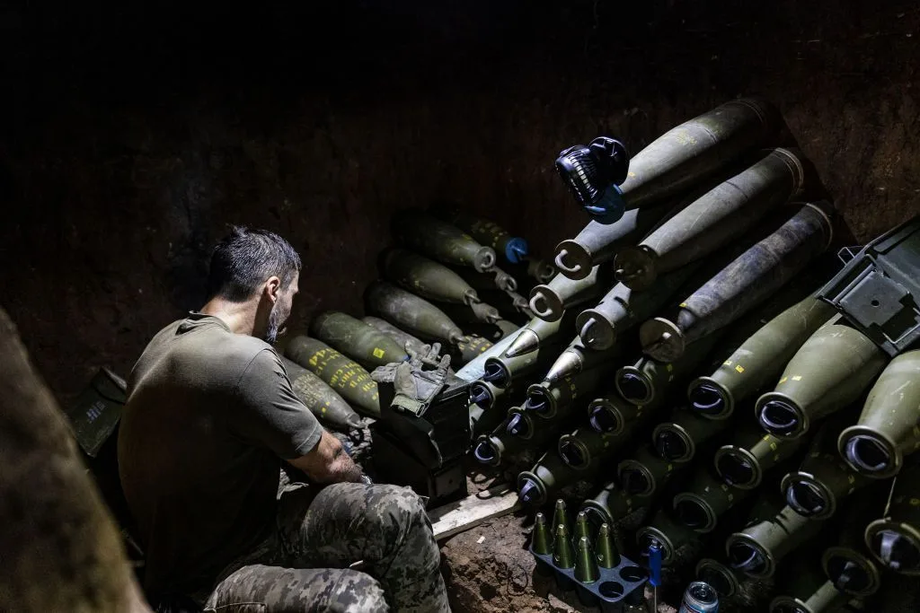 Soldat pregătind muniție într-un adăpost, în contextul conflictului din Ucraina.