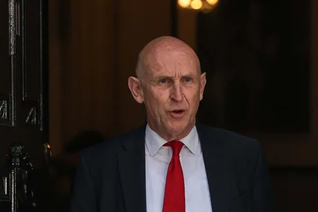 John Healey, noul ministru al Finanțelor, discutând despre bugetul apărării.