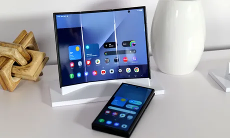 Dispozitive Samsung pliabile și ultra-subțiri pe un suport elegant.