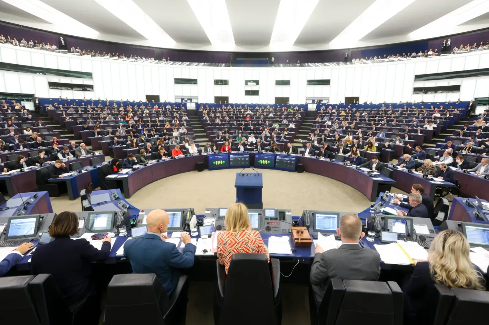 Parlamentul European în timpul unei sesiuni plenare, cu mulți eurodeputați.