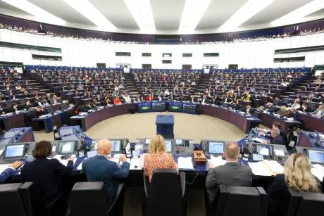 Parlamentul European în timpul unei sesiuni plenare, cu mulți eurodeputați.