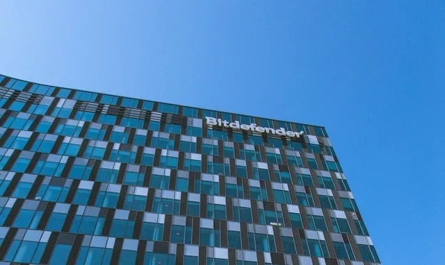 Sediul Bitdefender sub un cer senin, simbol al creșterii companiei.