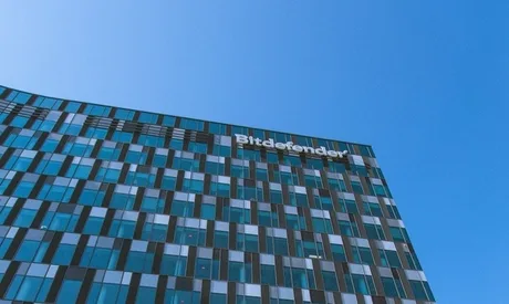 Sediul Bitdefender sub un cer senin, simbol al creșterii companiei.