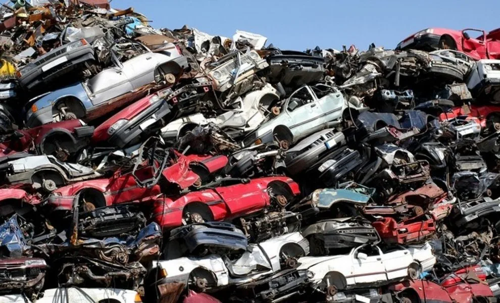 Un morman de mașini vechi așteaptă reciclarea în cadrul programului Rabla Auto.