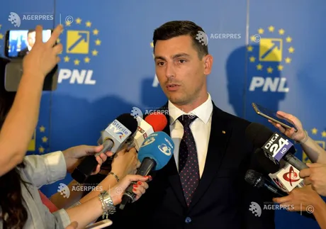 Adrian Veștea vorbește despre schimbările din PNL la conferința de presă.