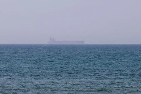 Petrolier pe fundalul mării, în apropierea Strâmtorii Ormuz.