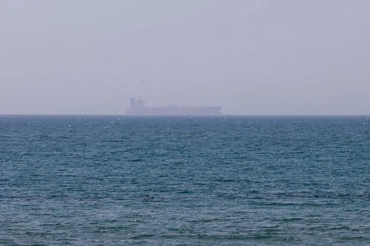 Petrolier pe fundalul mării, în apropierea Strâmtorii Ormuz.