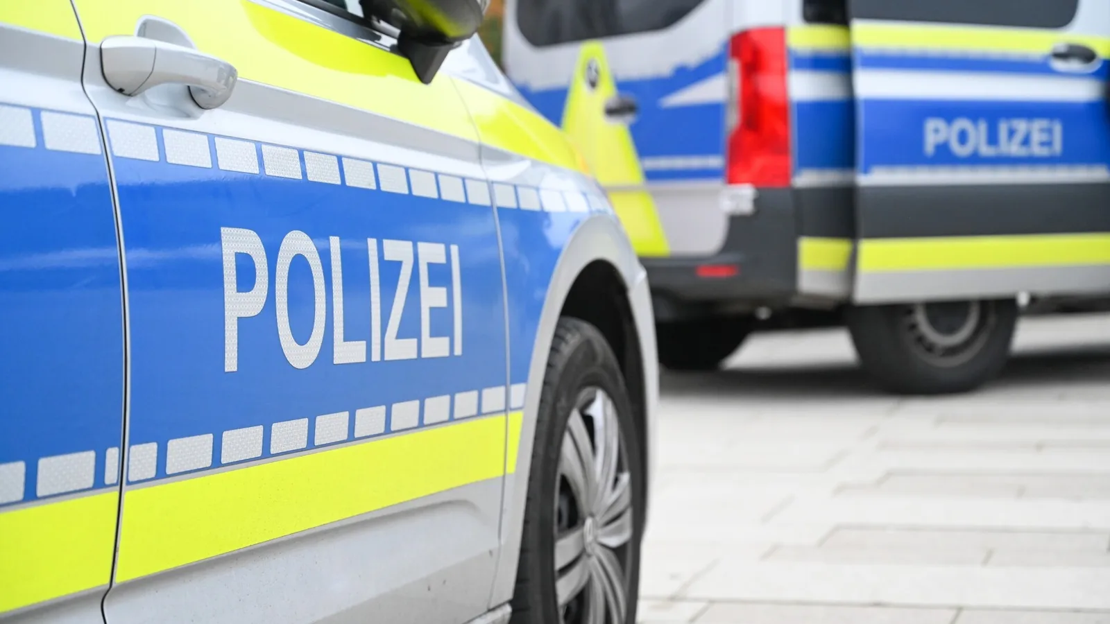 Mașini de poliție în timpul unei percheziții în Germania.