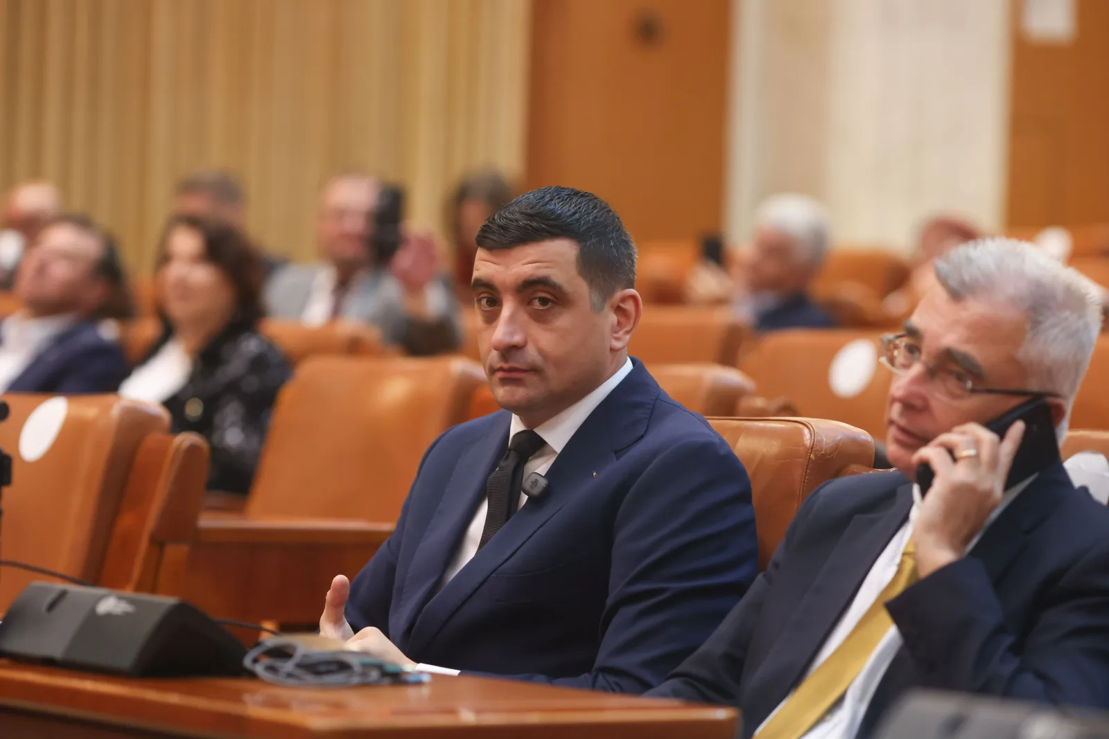 George Simion și colegii săi în Parlament, discutând despre votul pentru Guvernul Mureșan.