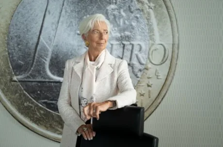 Christine Lagarde, în fața unei monede euro, reflectând la cariera sa.