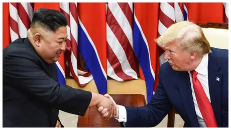 Donald Trump și Kim Jong Un se salută într-o întâlnire anterioară.