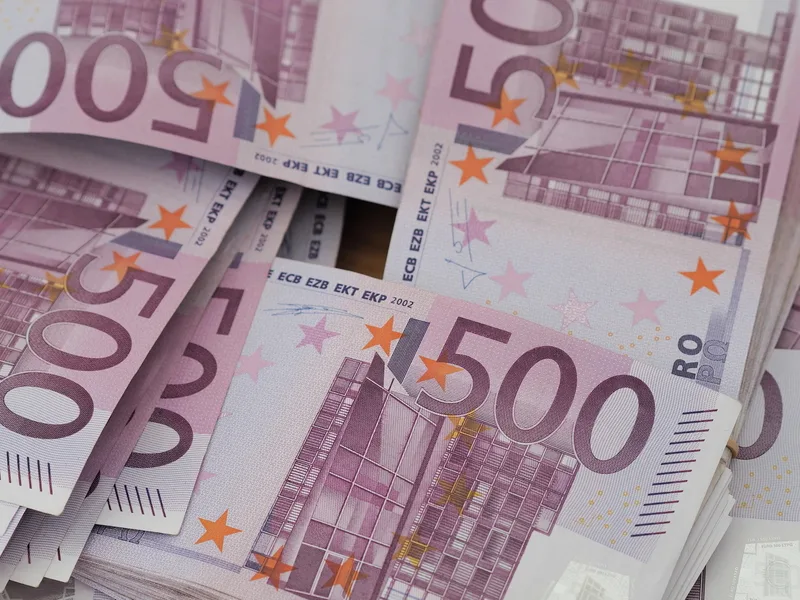 Bancnote de 500 euro aranjate pe o suprafață plană.