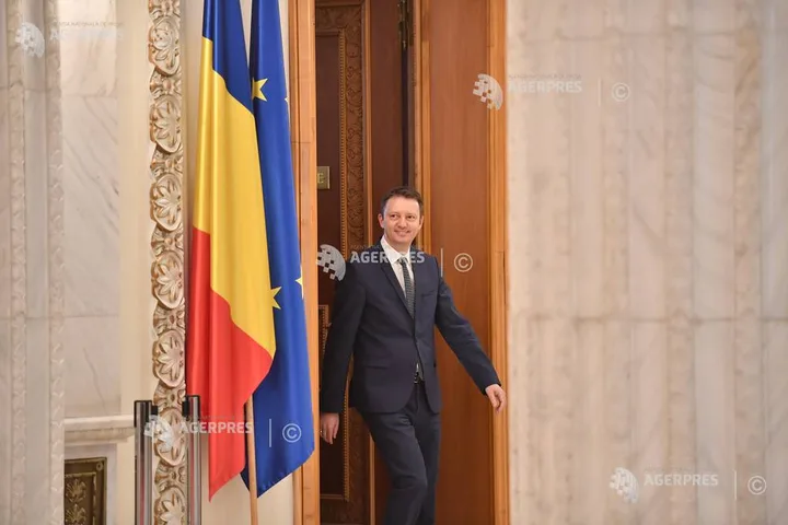 Siegfried Mureșan intră în sala de ședințe, pregătit pentru negocieri.