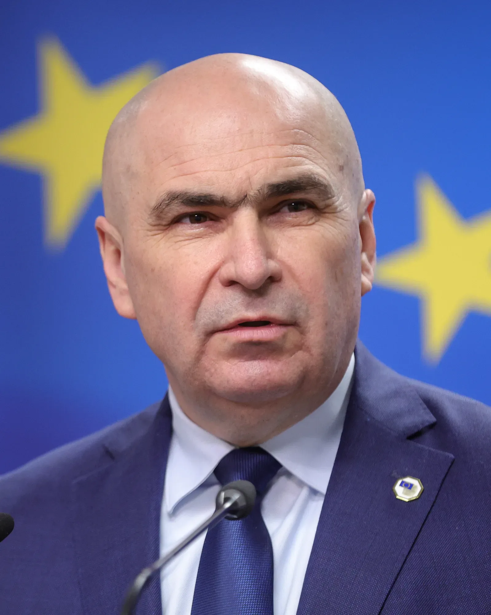 Reprezentant guvernamental discutând despre impozitele pe proprietate.